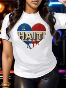 Heart With The Colors Blue, Red, And White Symbolizing The Pride And Strength Of Haiti, With Gold Lettering And A Paint Effect Representing Unity And Hope. Modern Casual Women's T-Shirt - 白色 - 查看 6