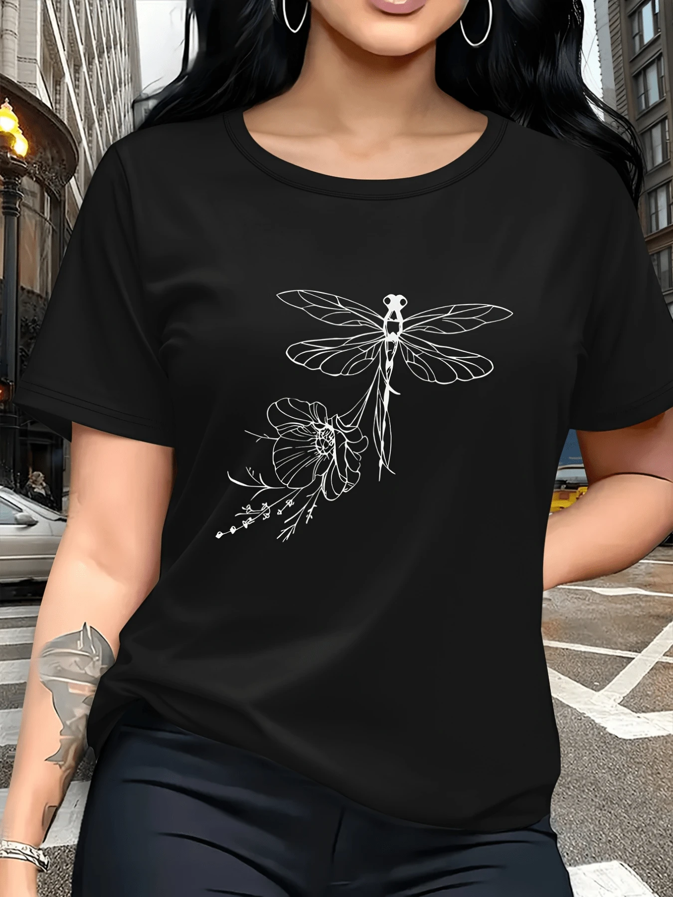 Dragonfly Symbolizing Freedom And Transformation Above A Flower Representing Ephemeral Beauty And Nature In Harmony. Women's Casual, Modern, Comfortable T-Shirt For Everyday Wear - 黑色 - 查看 1