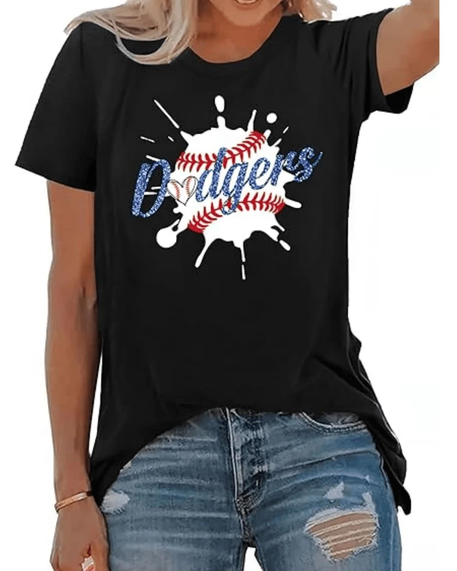 A Design That Represents The Passion For Baseball With A Ball That Highlights Energy And Fun In Vibrant Colors And Bright Lettering, Symbolizing The Love For The Sport And Female Strength. A Comfortable, Casual Women's T-Shirt For Everyday Wear. - 黑色 - 查看 1