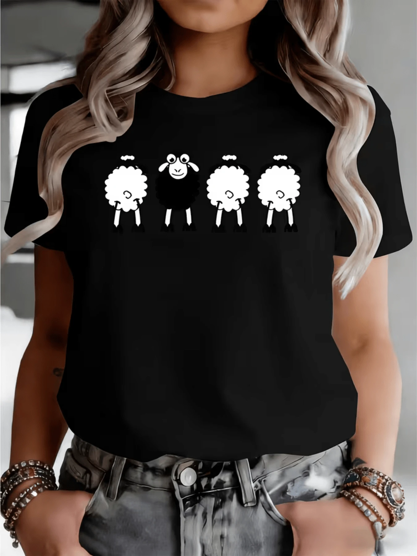 A Group Of White Sheep Next To A Black Sheep In The Center Symbolizes Individuality And The Strength Of Being Different, Conveying A Message Of Confidence And Authenticity. Women's Casual Urban T-Shirt With A Fun, Modern Print - 黑色 - 查看 1