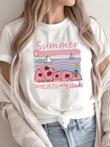 Barcos navegando bajo un cielo rosado con nubes y flores que evocan la paz del atardecer veraniego junto a una figura femenina reflejando libertad y alegría camiseta de mujer casual moderna cómoda para diario - Blanco - Ver 6