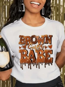 Words In Melting Caramel Tones Symbolizing Sweetness, Confidence, And Feminine Pride, With Hearts Expressing Love And Warmth. Comfortable, Modern, Casual Women's T-Shirt - 白色 - 查看 8