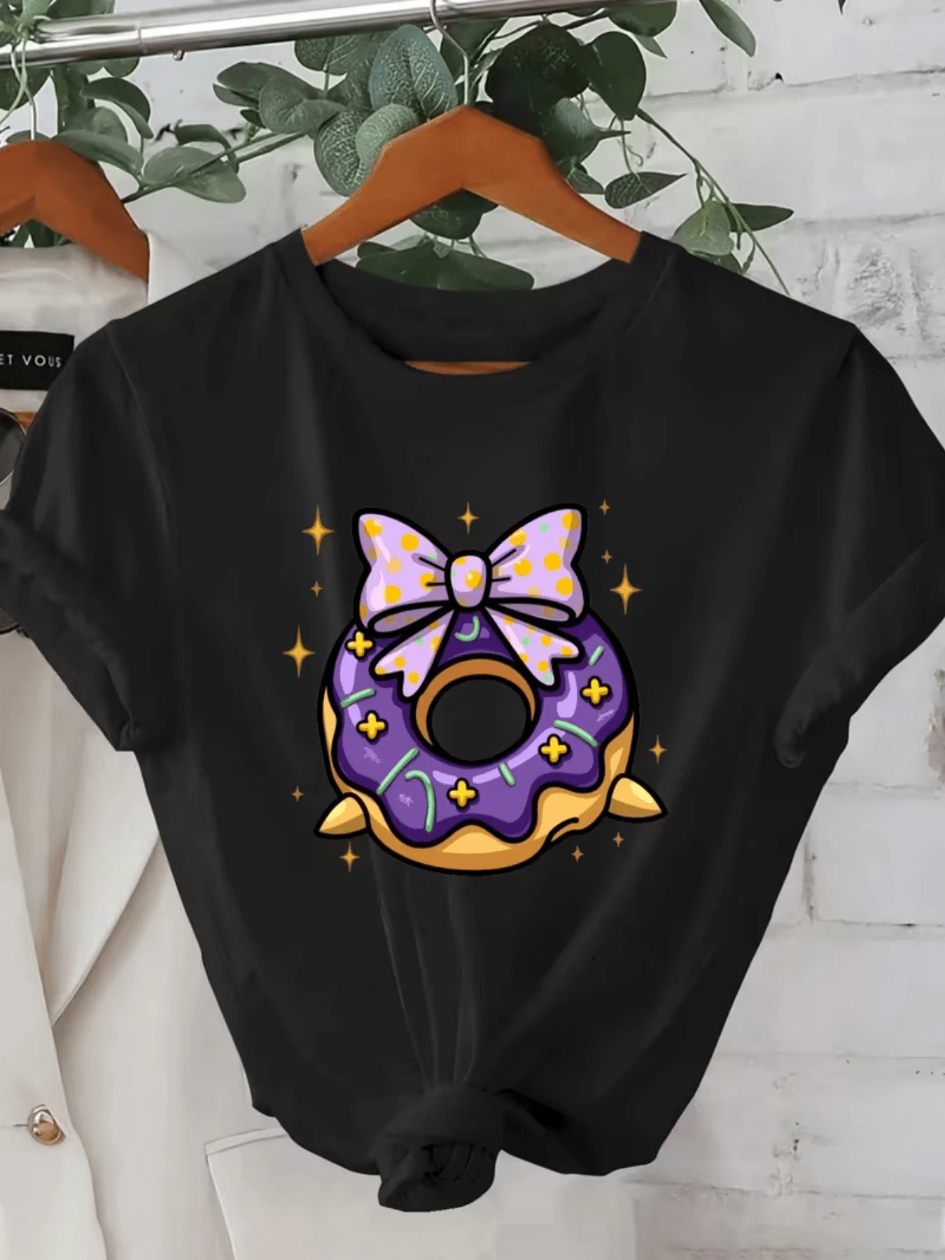 A Sweet And Magical Donut Ring With Bright Purple Frosting Adorned With Pink Bows And Gold Details Symbolizing Joy, Fun, And A Youthful Spirit. Women's Casual, Modern, Comfortable T-Shirts For Everyday Wear. - 黑色 - 查看 1