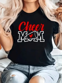 Text In Red And White Letters Expressing A Mother's Pride And Support For Her Daughter In Cheerleading Activities, Showing Positive Energy With A Heart Symbol And Megaphone. Women's Casual Modern Comfortable T-Shirt For Everyday Wear - 黑色 - 查看 6