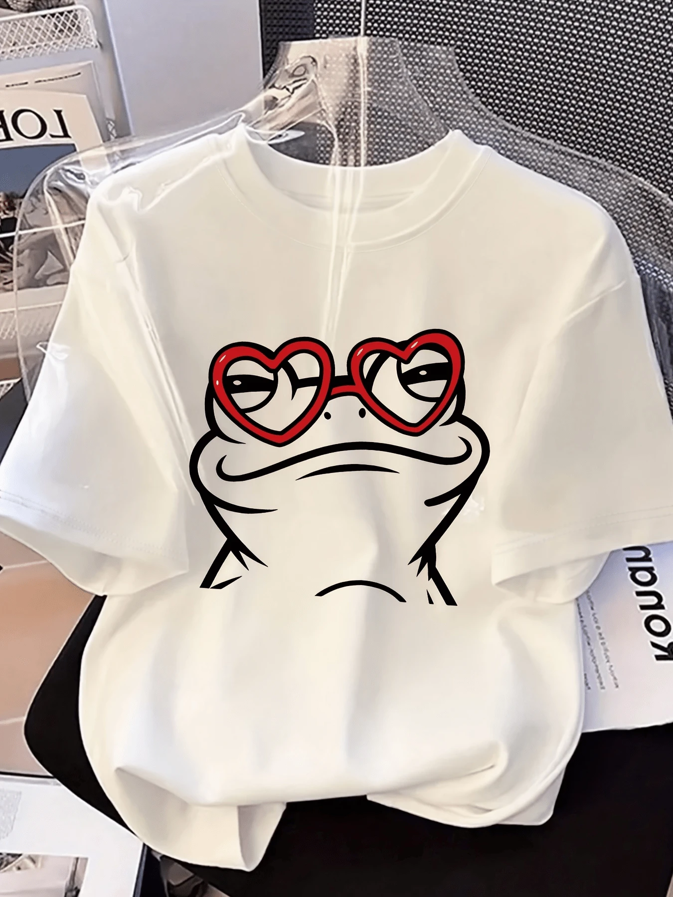 Frog Wearing Red Heart Glasses Reflecting A Playful, Loving, And Inspiringly Confident Look, Conveying Positive Energy For Casual Days. Modern And Attractive Women's T-Shirt - 白色 - 查看 1