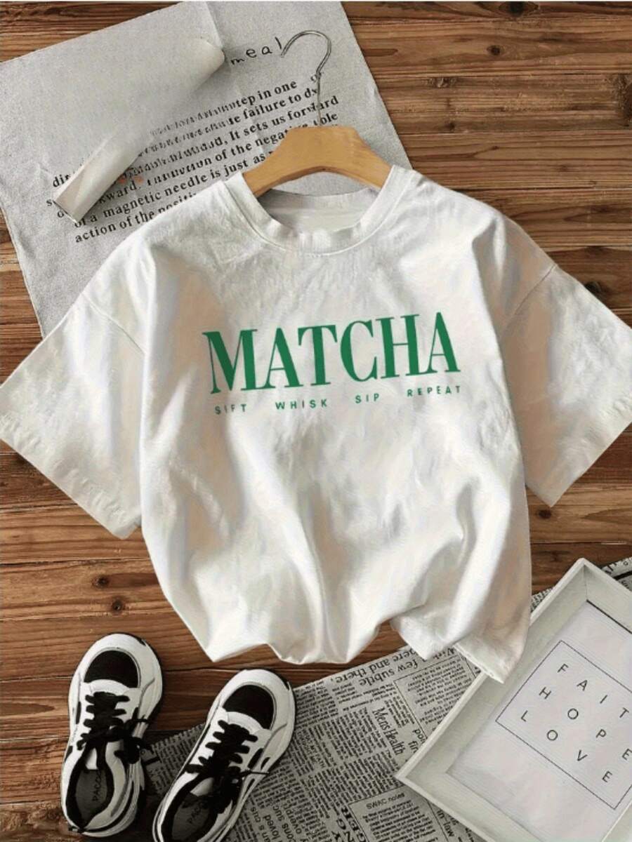 Large Green Text With The Word Matcha Evokes The Freshness Of Japanese Tea And Conveys Serenity, Balance, And A Natural, Relaxed Lifestyle. A Modern, Comfortable, And Versatile Casual Women's T-Shirt. - 白色 - 查看 1