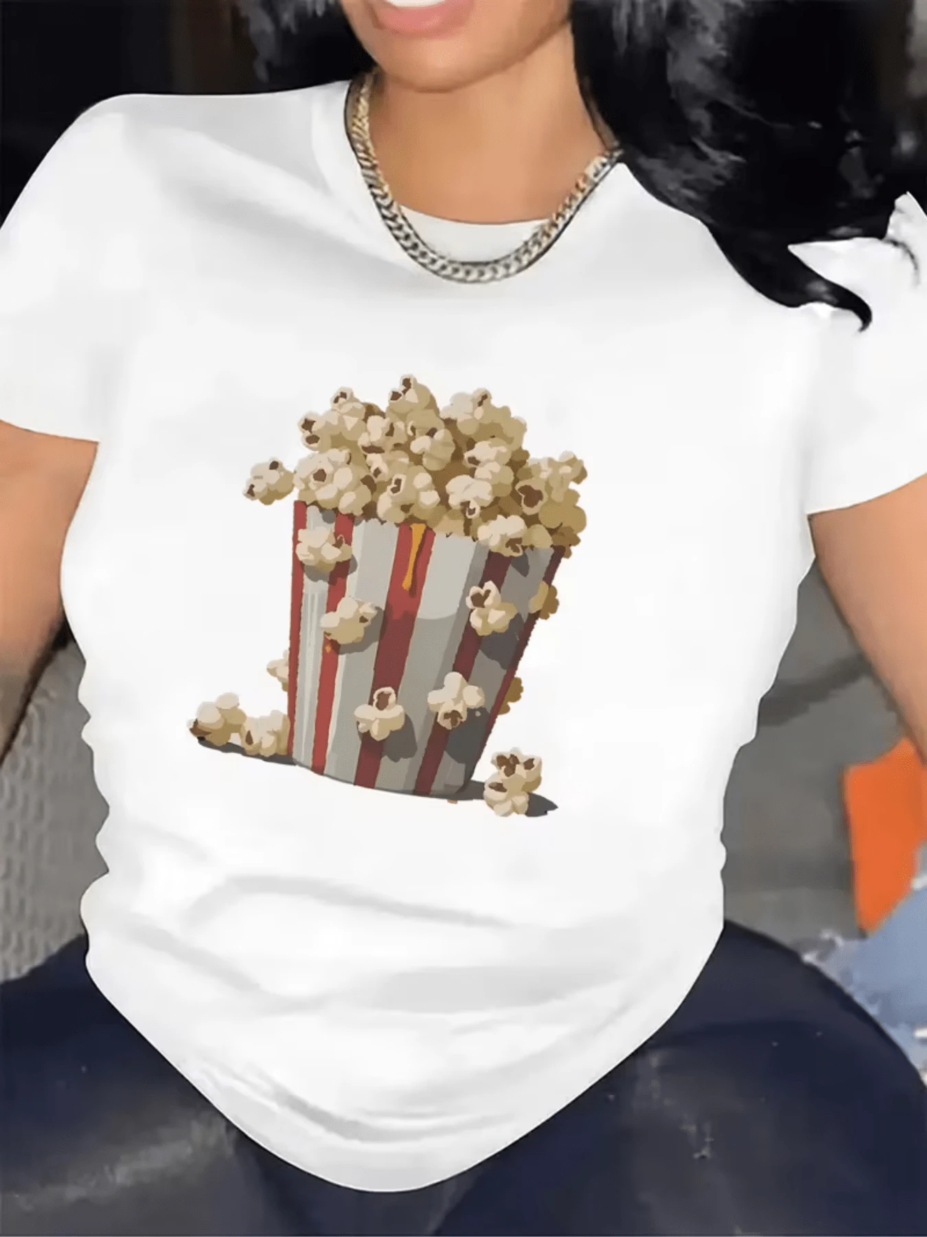 Popcorn Box Symbolizing Joyful Moments At The Movies And Shared Fun With Friends, Reflecting A Youthful And Relaxed Spirit. Comfortable And Modern Casual Women's T-Shirt For Everyday Wear. - 白色 - 查看 1