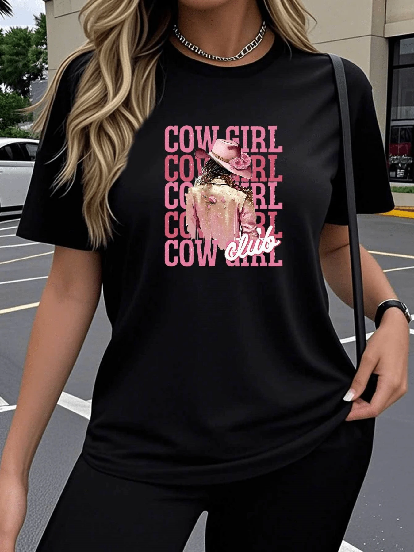 Figure Of A Cowgirl Woman With A Pink Hat, Flowers, And Decorated Jacket Reflecting Strength, Independence, And A Free Spirit. Modern Casual Women's T-Shirt For Everyday Wear. - 黑色 - 查看 1