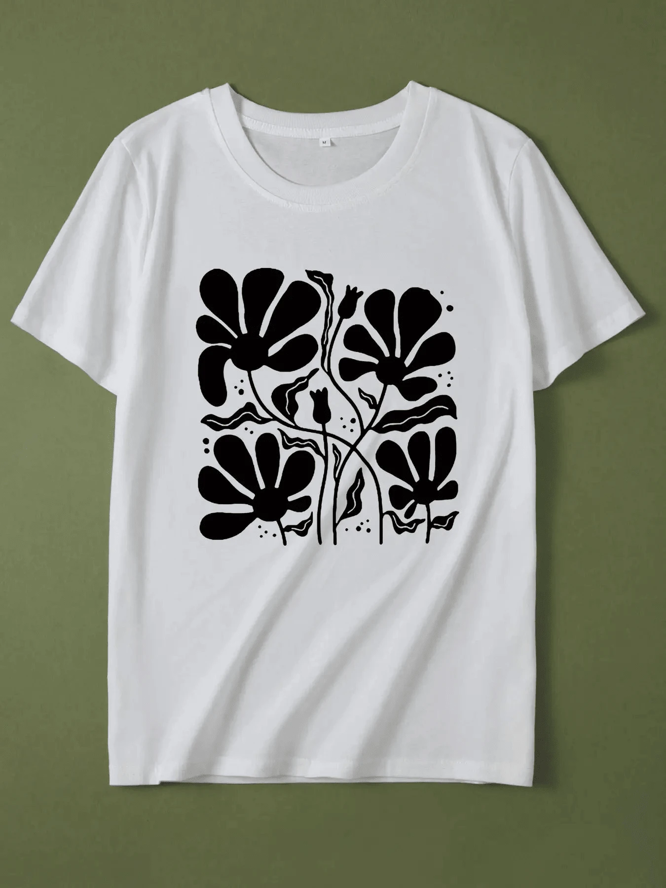 Large White Flowers That Appear To Grow From Soft Roots Symbolize Natural Energy And Inner Renewal Against A Dark Background, Creating An Elegant Contrast. This Modern, Comfortable, Casual Women's T-Shirt Is Perfect For Everyday Wear. - 白色 - 查看 1
