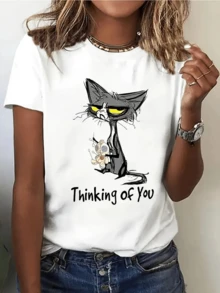 Cat With A Thoughtful Expression Holding A Small Doll That Symbolizes Nostalgia And Tenderness, Conveying A Fun And Reflective Message. Women's Casual Modern Comfortable T-Shirt For Everyday Wear - 白色 - 查看 1