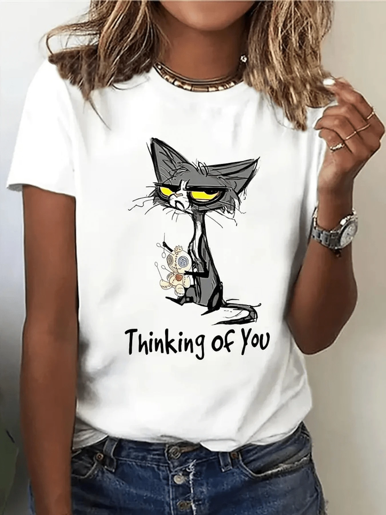 Cat With A Thoughtful Expression Holding A Small Doll That Symbolizes Nostalgia And Tenderness, Conveying A Fun And Reflective Message. Women's Casual Modern Comfortable T-Shirt For Everyday Wear - 白色 - 查看 1