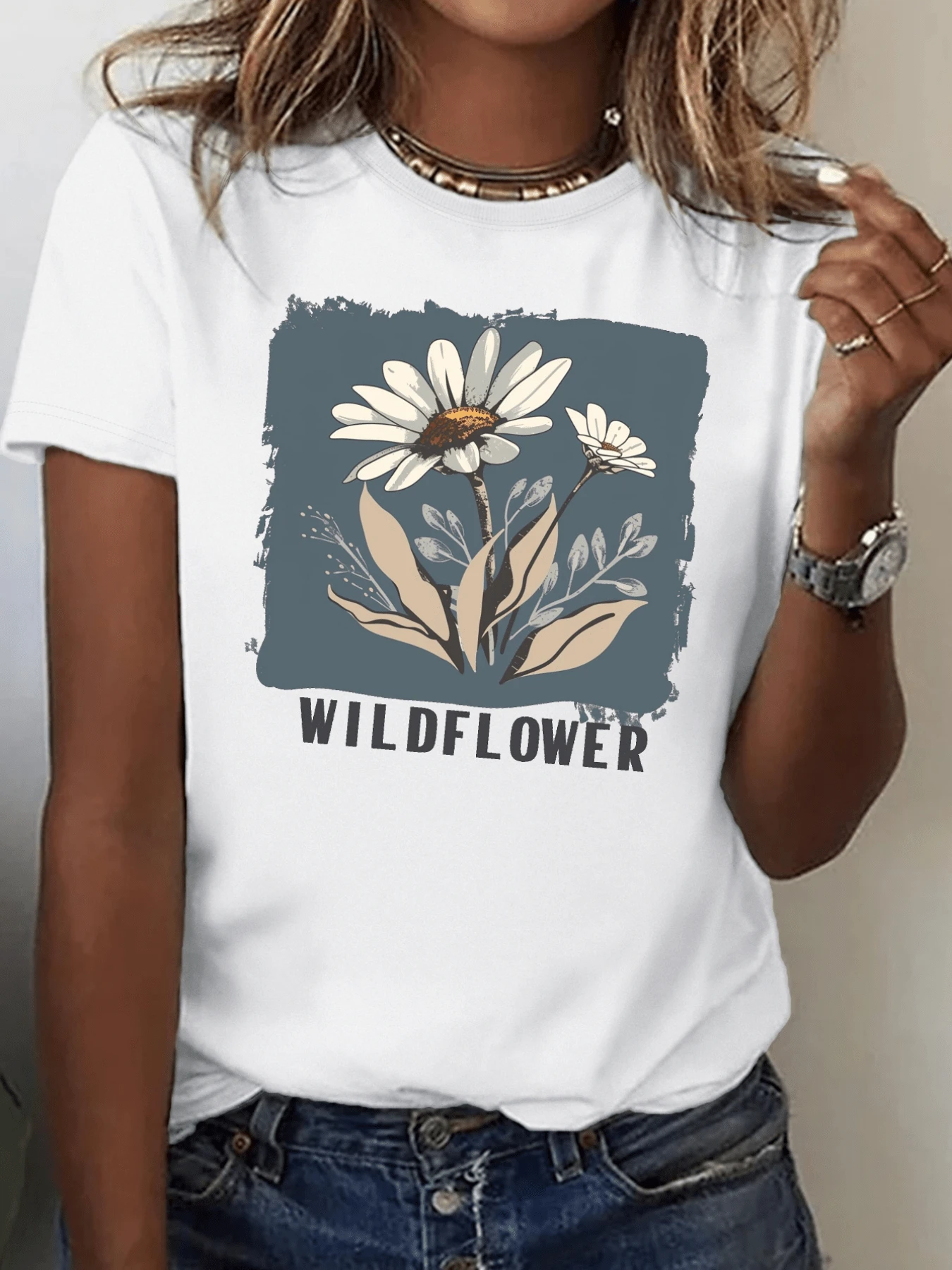 Wildflowers Symbolizing Freedom And Natural Beauty With Soft Petals That Evoke Calm And Connection With Nature. Women's Casual Modern Fitted And Comfortable T-Shirt For Everyday Wear - 白色 - 查看 1