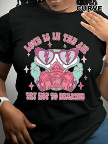 Un estampado divertido muestra un corazón con gafas y una máscara rosa que expresa humor sobre el amor en el aire con tonos pastel y estilo retro ideal para destacar una personalidad audaz camiseta de mujer casual moderna - Negro - Ver 6
