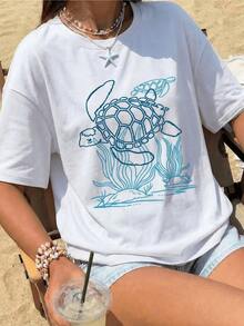 A Sea Turtle Swimming Among Corals Symbolizes The Connection With Nature And The Peace Of The Ocean, Reflecting Serenity And Movement In Every Stroke. Casual Women's T-Shirt For Summer Beach - 白色 - 查看 1