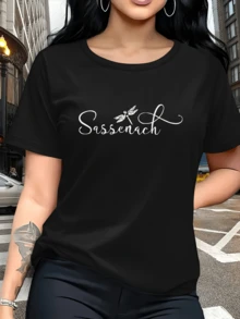 The Word Sassenach, Accompanied By A Delicate Dragonfly Figure, Symbolizes Freedom, Inner Strength, And Feminine Elegance, Reflecting Identity And Confidence In Every Movement. A Modern, Casual Women's T-Shirt For Everyday Wear. - 黑色 - 查看 6