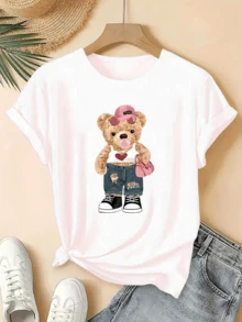 Modern Teddy Bear With Pink Cap, Sunglasses And Bag Conveys Youthful Joy And Tenderness In Its Casual Pose; Comfortable Casual Women's T-Shirt For Everyday Use - 白色 - 查看 6
