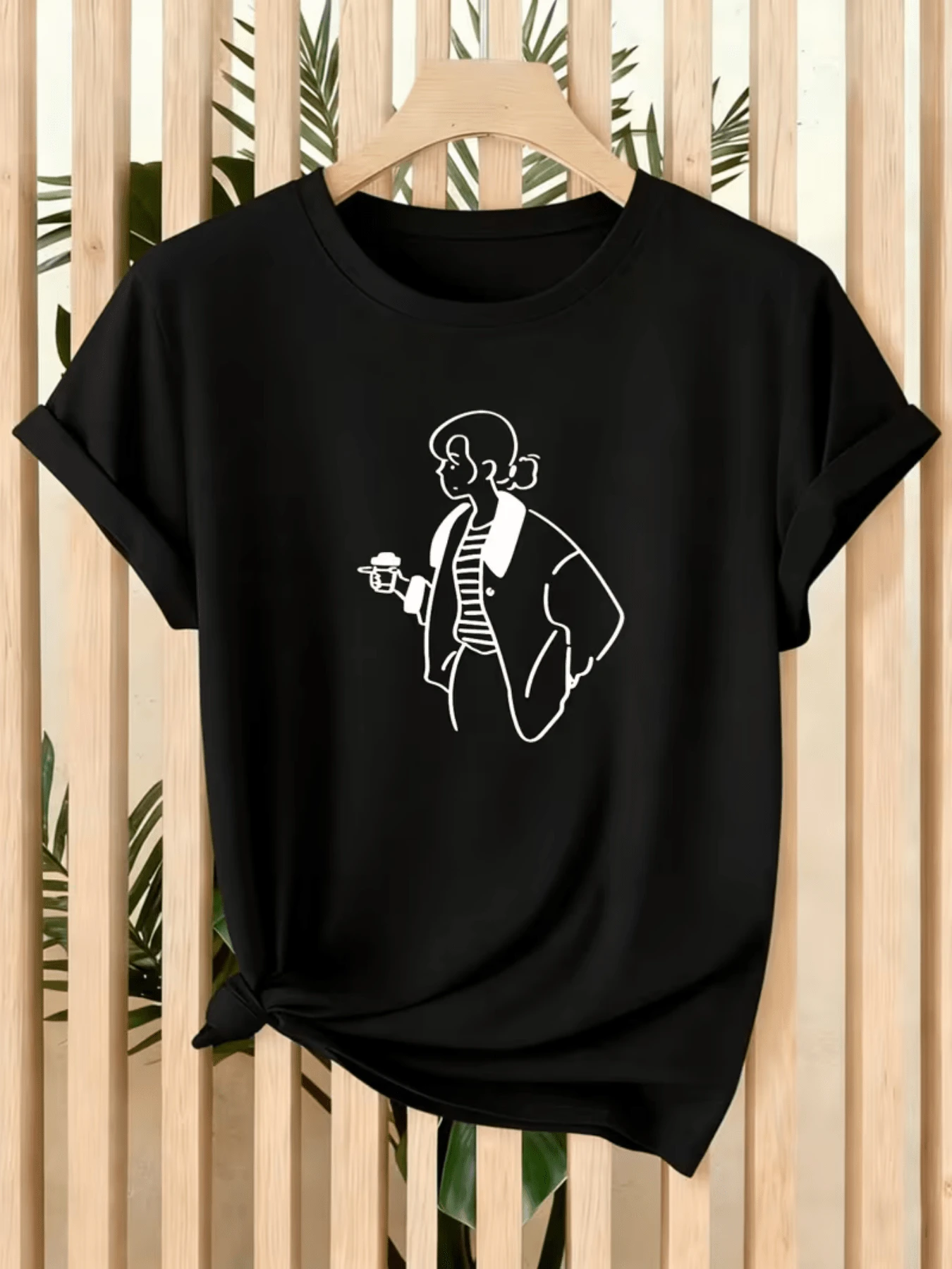 Minimalist Figure Of A Woman Holding A Cup Symbolizing Calm, Elegance And The Pleasure Of Life's Simple Moments. Modern, Comfortable Casual Women's T-Shirt For Everyday Wear. - 黑色 - 查看 1