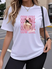Figure Of A Cowgirl Woman With A Pink Hat, Flowers, And Decorated Jacket Reflecting Strength, Independence, And A Free Spirit. Modern Casual Women's T-Shirt For Everyday Wear. - 白色 - 查看 1