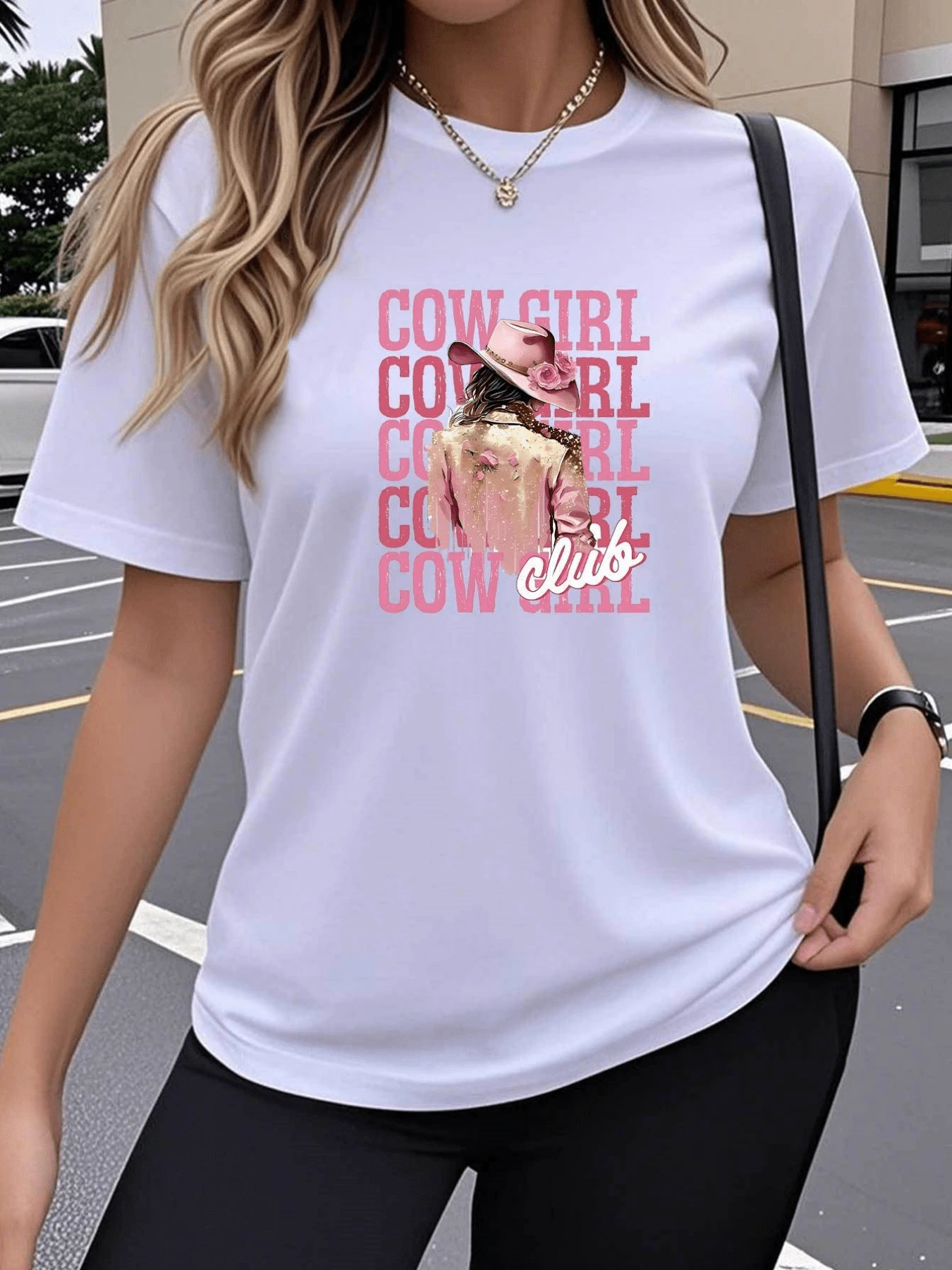 Figure Of A Cowgirl Woman With A Pink Hat, Flowers, And Decorated Jacket Reflecting Strength, Independence, And A Free Spirit. Modern Casual Women's T-Shirt For Everyday Wear. - 白色 - 查看 1