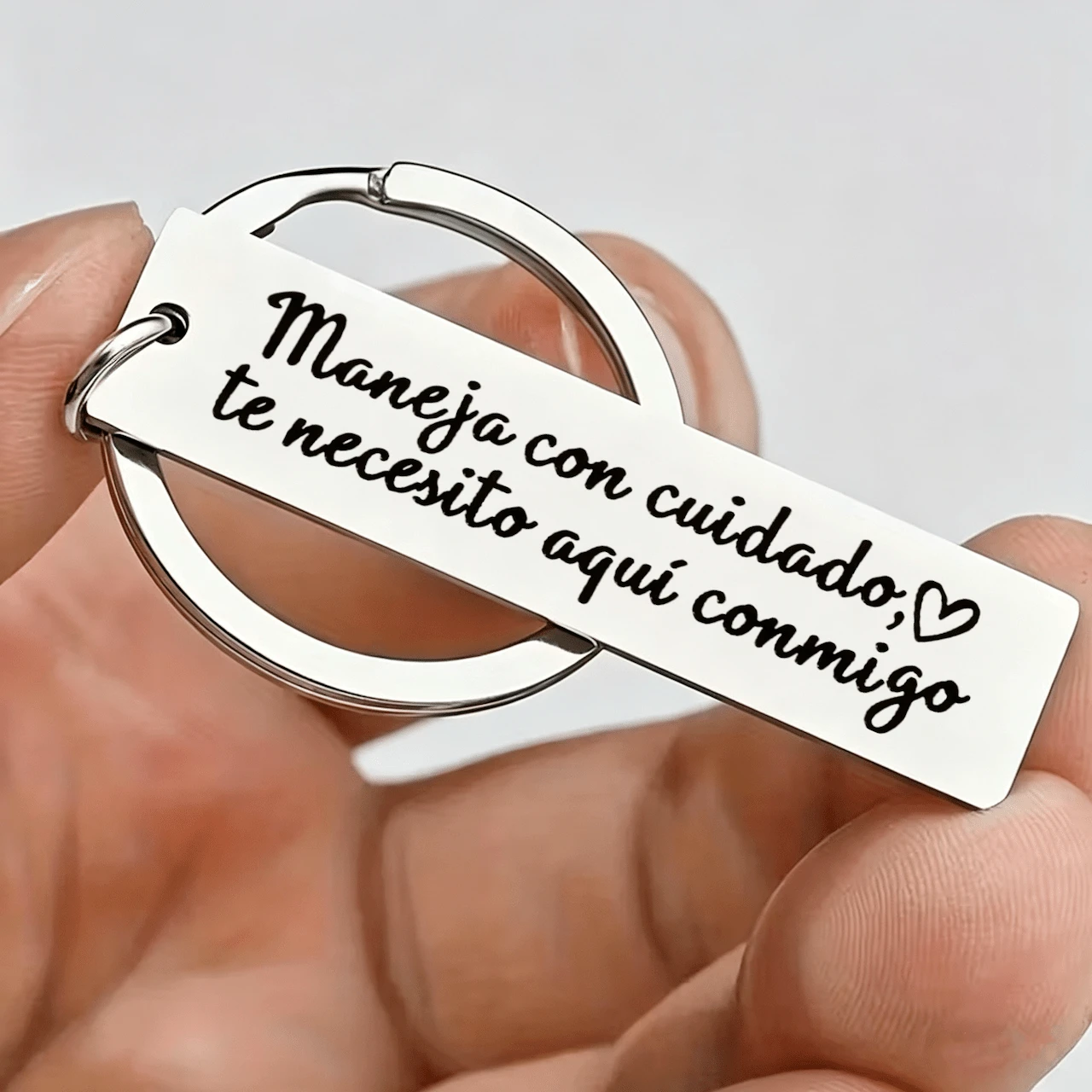 1 pieza Llavero de acero inoxidable con cita en español "Maneja con cuidado", recordatorio romántico y dulce para conducir, regalo de amor reflexivo para novio, esposo, pareja, accesorio de coche de uso diario duradero - A - Ver 1