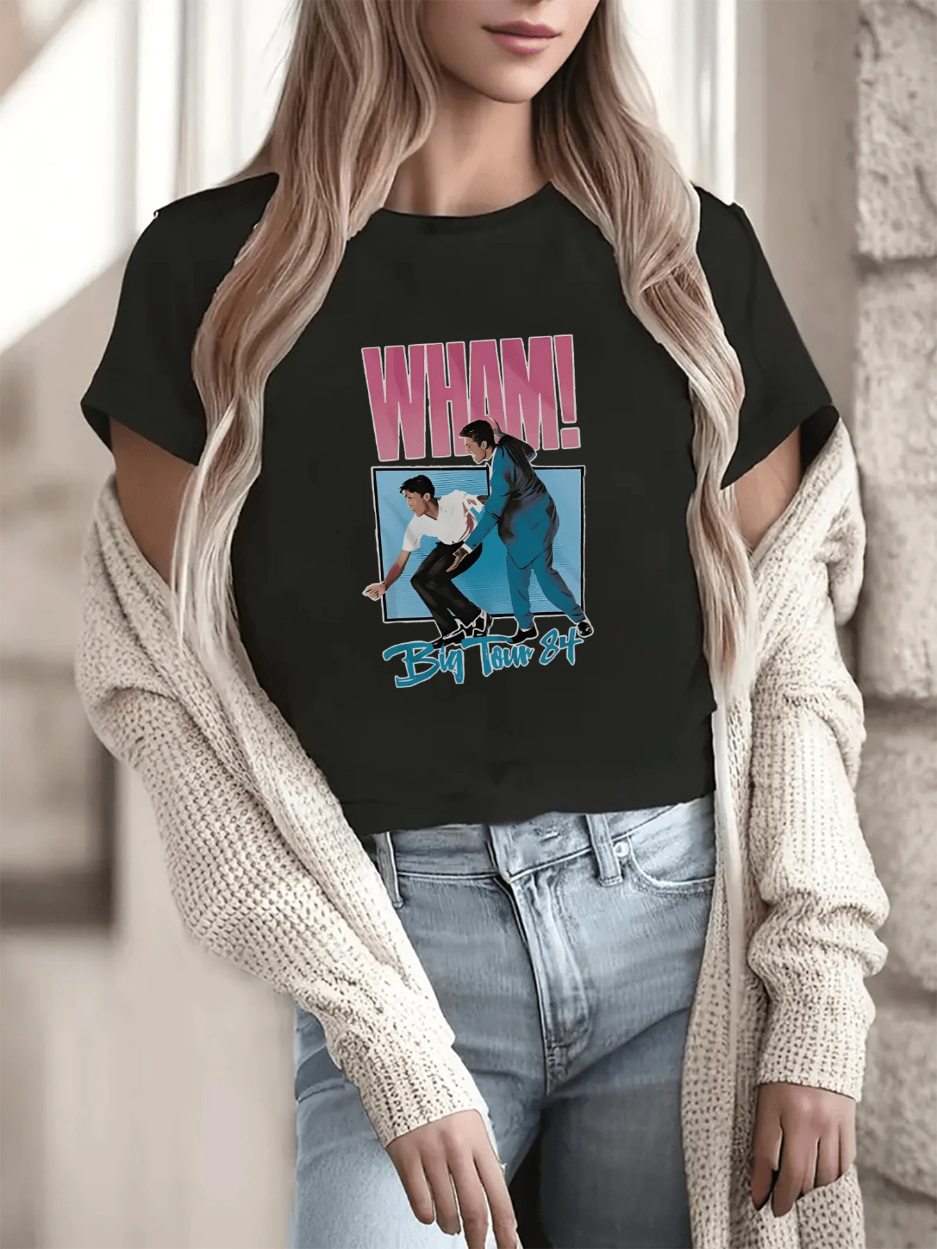 Retro Image Showing Two People Expressing Youthful Energy And Movement Against A Blue Background, Conveying Free Spirit And Dynamism. Modern Casual Women's T-Shirt For Stylish And Comfortable Everyday Wear. - 黑色 - 查看 1