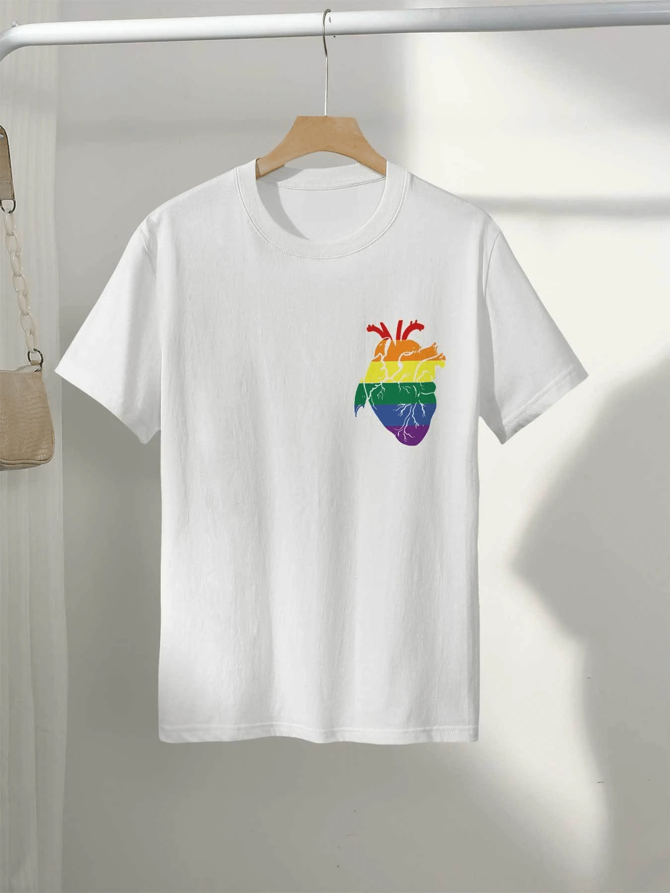 Anatomical Heart With Rainbow Colors Symbolizing Love, Diversity, And Personal Pride. Casual Women's T-Shirt With A Comfortable Fit, Ideal For Everyday Wear And Social Gatherings. - 白色 - 查看 1