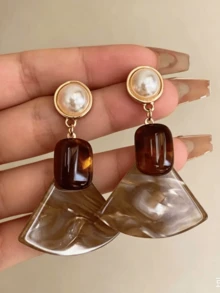 1 Pair Minimalist Pearl Fan-Shaped Earrings, Retro Design Statement Earrings With Unique Sense, Suitable For Women's Daily Wear - White - View 4