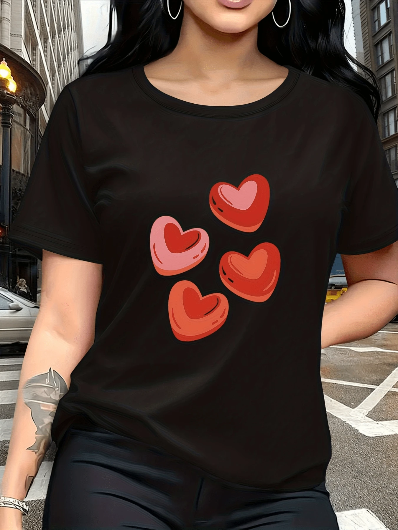 Four Red Hearts Symbolize Passion, Affection, And Positive Energy, Forming A Cheerful Design That Conveys Tenderness And Confidence. This Women's Casual T-Shirt Is Comfortable, Modern, And Attractive, Perfect For Everyday Wear. - 黑色 - 查看 1