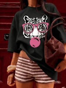White Tiger With Pink Glasses Reflecting A Modern And Fun Attitude, Showcasing A Strong And Unique Personality, Ideal For Confident Women. Comfortable Casual Women's T-Shirt For Everyday Wear. - 黑色 - 查看 1