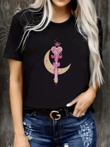 Golden Moon Embracing A Magic Scepter With A Pink Heart And Stars That Evoke Tenderness And Inner Power. Women's Casual T-Shirt, Modern And Comfortable For Everyday Wear. - 黑色 - 查看 1