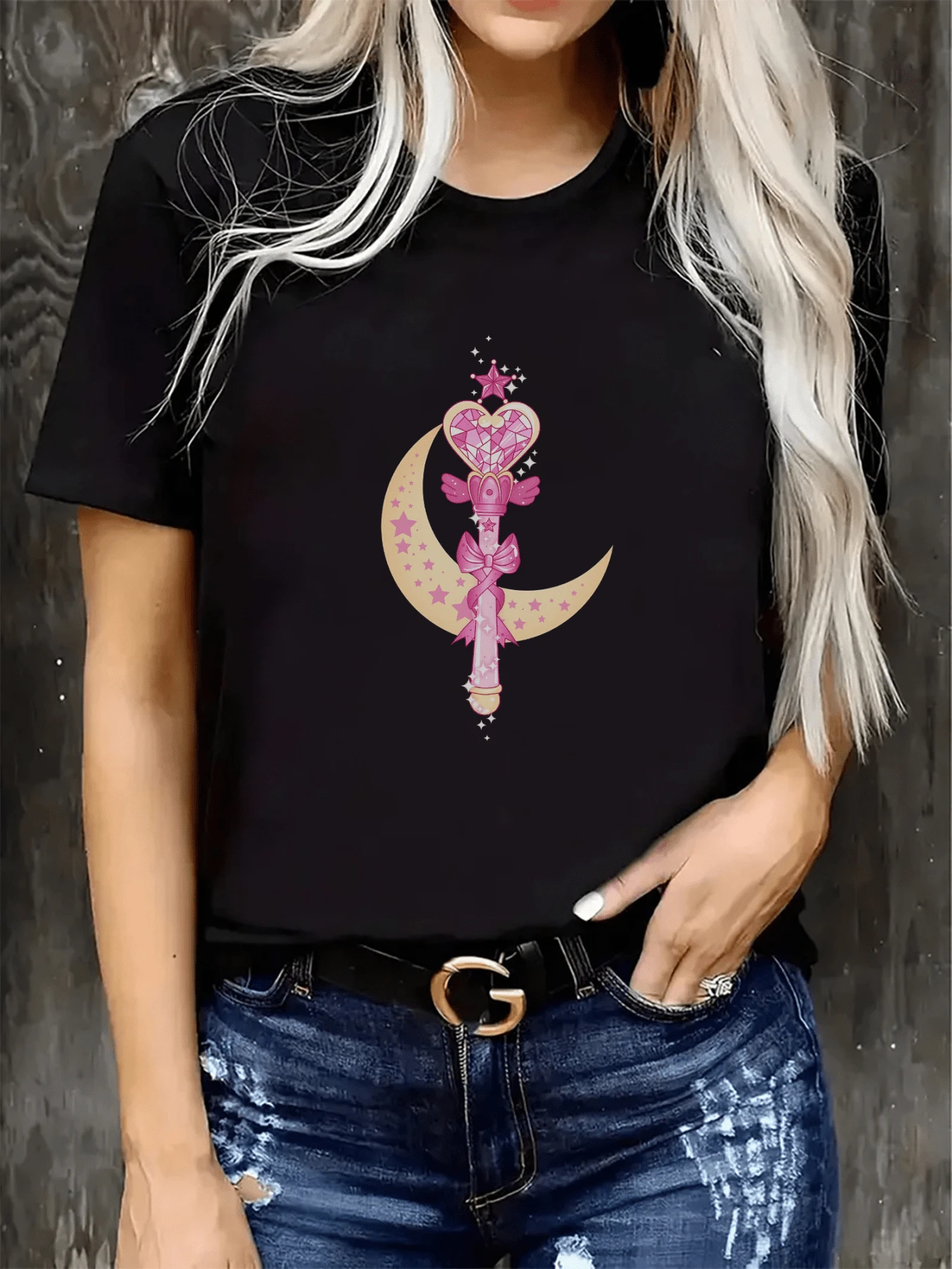 Golden Moon Embracing A Magic Scepter With A Pink Heart And Stars That Evoke Tenderness And Inner Power. Women's Casual T-Shirt, Modern And Comfortable For Everyday Wear. - 黑色 - 查看 1