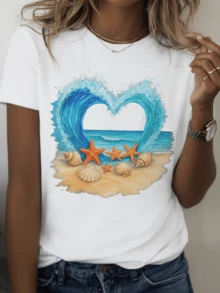 Olas formando un corazón que abraza el horizonte con estrellas de mar y conchas sobre la arena evocando calma y amor por el océano camiseta de mujer casual para verano cómoda y moderna - Blanco - Ver 6