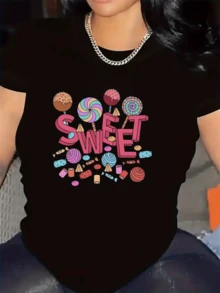 Colorful Candy And Pacifier Shapes Surrounding The Word "Sweet" Convey Joy, Energy, And Tenderness With Vibrant Tones That Evoke Sweet And Fun Moments. A Modern, Casual Women's T-Shirt For Everyday Wear. - 黑色 - 查看 6