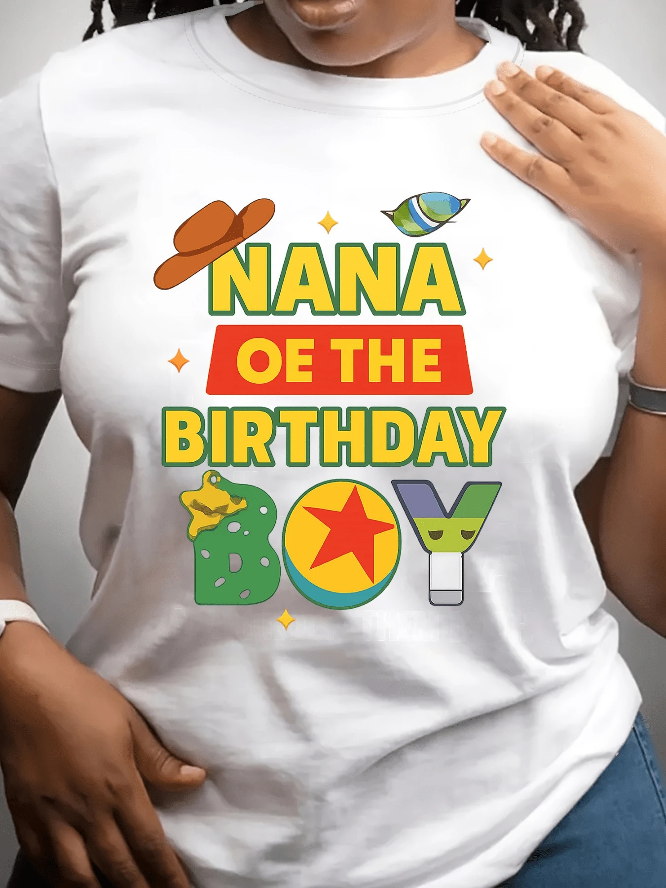 Brown Hat Next To A Vibrant Phrase That Joyfully Celebrates The Birthday, Showing Colorful Icons And A Fun Touch With Bright Stars; Modern And Cheerful Women's T-Shirt For Parties - 白色 - 查看 1