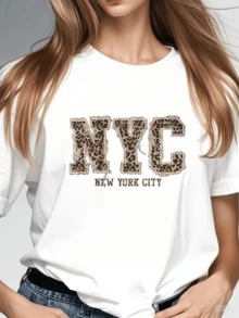 NYC Lettering Pattern In Urban Style With Animal Texture Symbolizing The Wild Energy And Modern Freedom Of New York. Comfortable Casual Women's T-Shirt For Everyday Wear. - 白色 - 查看 6