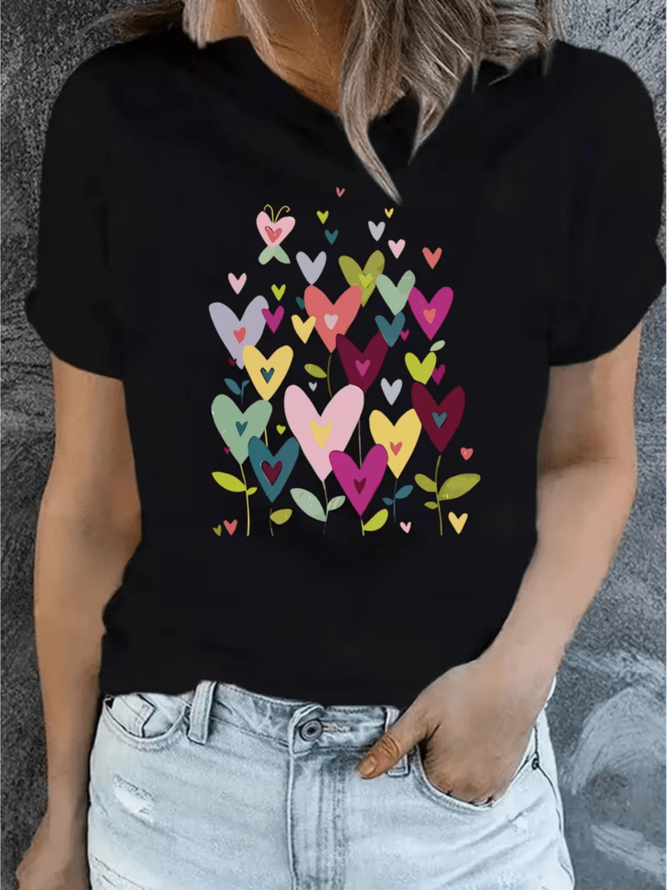 Multicolored Hearts Blooming, Symbolizing Love, Hope, And Positive Energy In Each Petal, Creating A Garden Of Vibrant Feelings. A Modern And Comfortable Casual Women's T-Shirt For Everyday Wear. - 黑色 - 查看 1