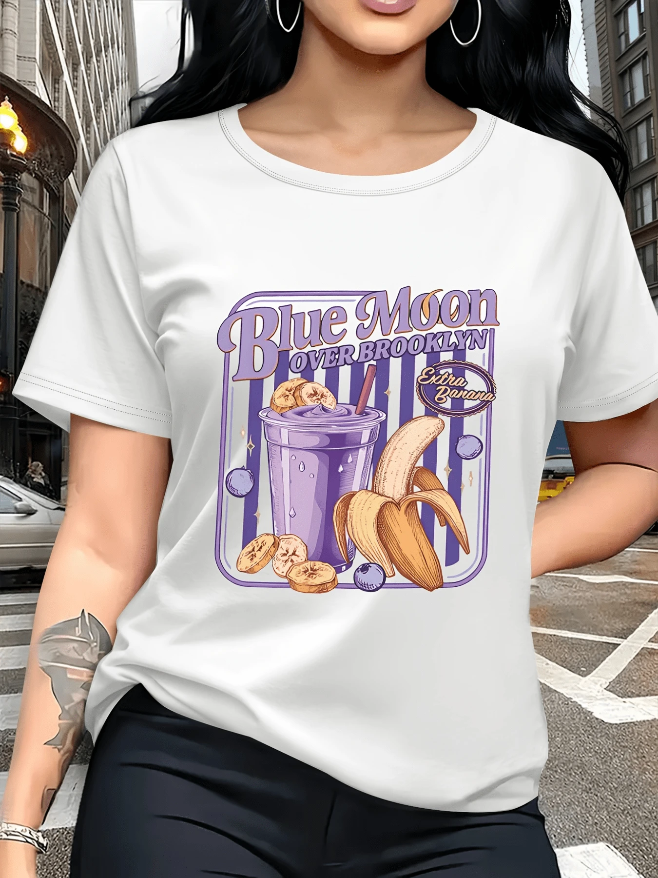 Golden Banana And Purple Smoothie Under The Blue Moon That Illuminates The City With Magical Energy And Modern Charm. Comfortable Urban Casual Women's T-Shirt - 白色 - 查看 1