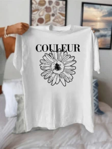 Flower With Wide Petals Symbolizing Purity And Inner Energy With The Word Couleur Evoking Harmony And Confidence. Modern, Casual, Comfortable Women's T-Shirt For Everyday Wear, Elegant And Versatile. - 白色 - 查看 6