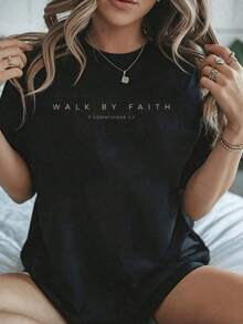 Mensaje inspirador que simboliza la confianza espiritual y la fuerza interior recordando cada día mantener la esperanza y caminar con fe sin temores camiseta de mujer cómoda y moderna para uso diario - Negro - Ver 8
