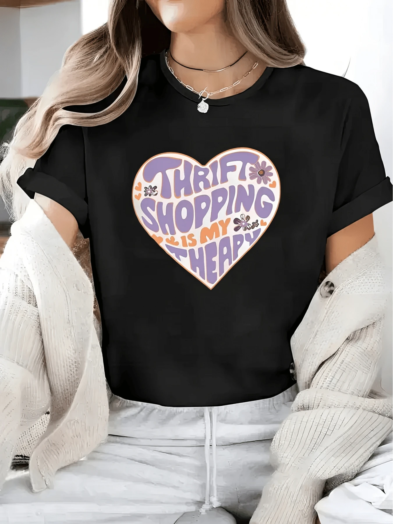 Heart With A Positive Message Celebrating The Joy Of Secondhand Shopping And Conveying Optimistic Energy With Flowers In Lilac And Orange Tones. Women's Casual, Modern, And Comfortable T-Shirt For Everyday Wear. - 黑色 - 查看 1