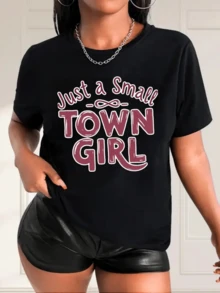 Positive Message About A Small-Town Girl Conveying Simplicity, Freedom, And Pride In Her Roots In Soft Lettering On A Dark Background. Modern, Comfortable, Casual Women's T-Shirt For Everyday Wear. - 黑色 - 查看 6