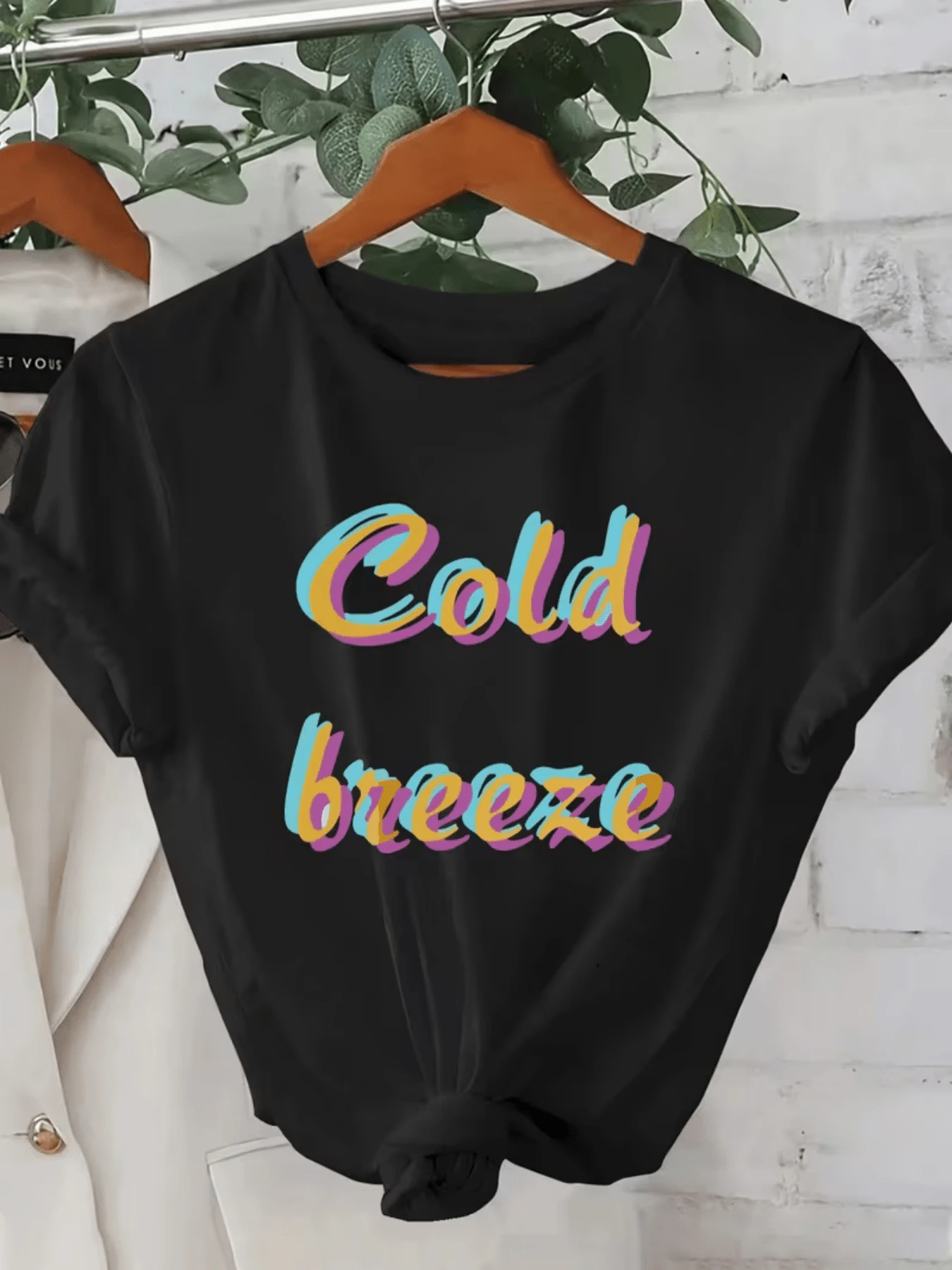 Colorful Words That Evoke The Refreshing Feeling Of A Cool Breeze Represent Freedom, Tranquility, And Positive Energy. A Modern, Comfortable, Casual Women's T-Shirt For Everyday Wear. - 黑色 - 查看 1