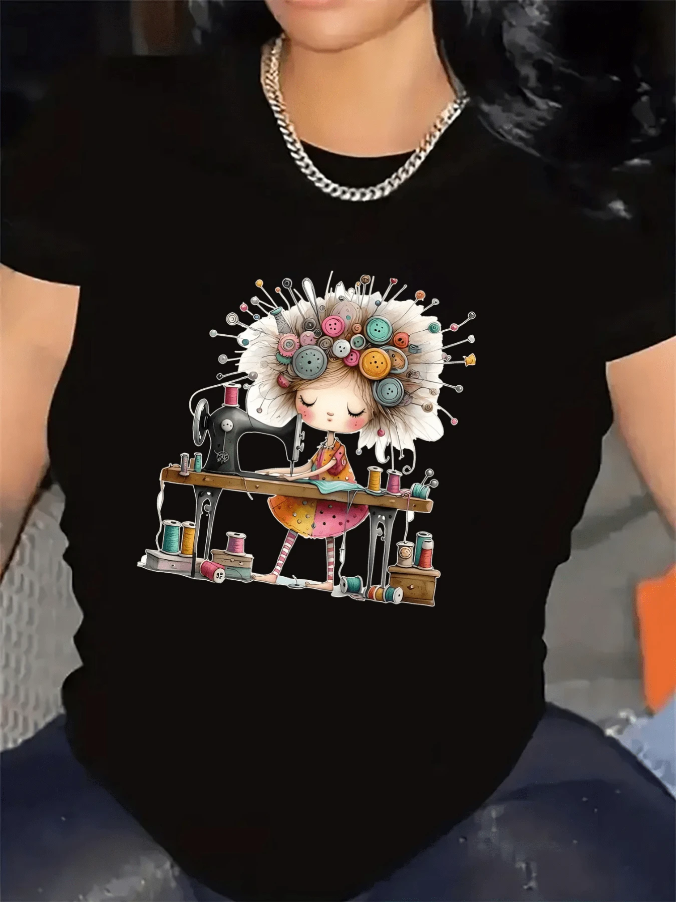 Drawing Of A Girl With Hair Made Of Colorful Buttons Sitting In Front Of A Sewing Machine Surrounded By Threads And Needles, Conveying Creativity, Art, And Tenderness. Modern Casual Women's T-Shirt - 黑色 - 查看 1