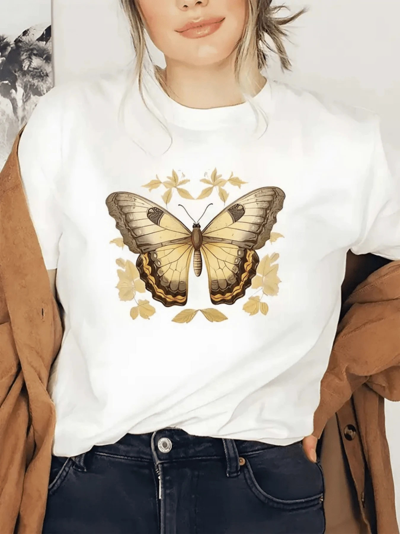 Golden Butterfly Surrounded By Soft Flowers Symbolizing Inner Freedom And Spiritual Transformation With Elegant Details And A Natural Touch, Modern Casual Women's T-Shirt - 白色 - 查看 1