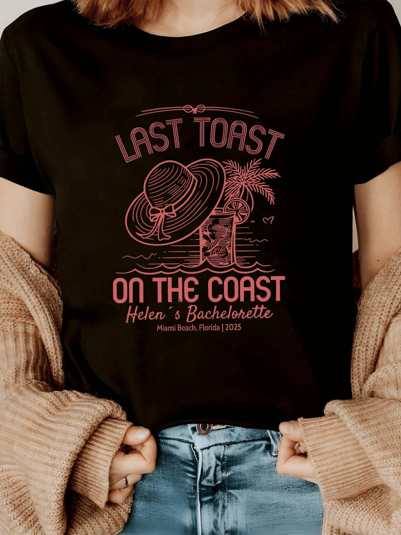 A Beach Hat With A Tropical Drink Under A Palm Tree Evokes A Joyful Farewell And Celebrates Freedom And Good Times With Friends; A Comfortable Casual Women's T-Shirt Ideal For Summer And Holidays - 黑色 - 查看 1