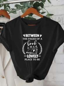 Text Featuring An Open Book Surrounded By Leaves And Hearts, Inspiring Tranquility, A Love Of Reading, And Moments Of Calm. Comfortable, Casual Women's T-Shirt, Ideal For Everyday Wear And Leisure. - 黑色 - 查看 6
