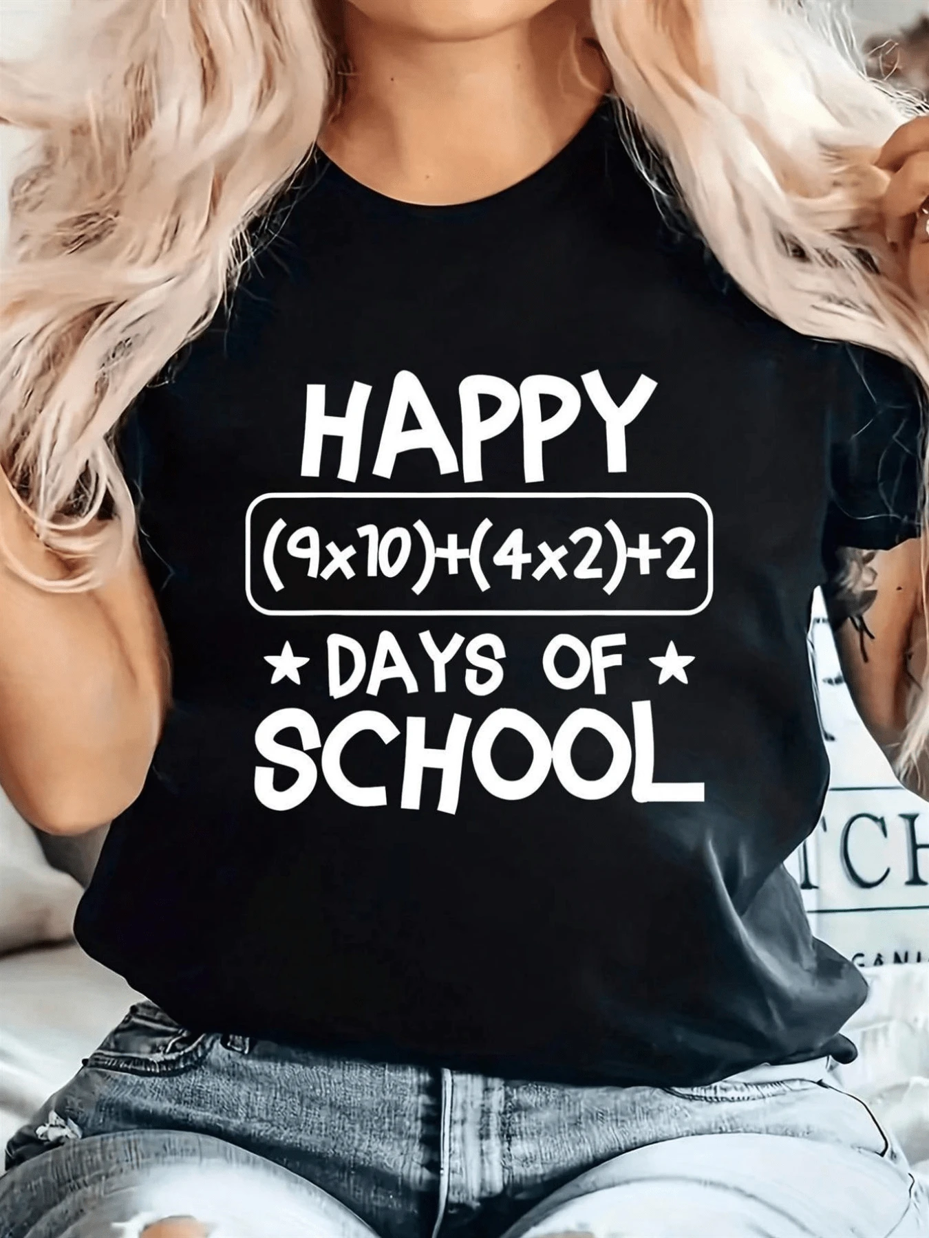 Fórmula matemática divertida que celebra los días felices de escuela con un toque ingenioso ideal para maestras o estudiantes camiseta de mujer casual moderna y cómoda para uso diario - Negro - Ver 1