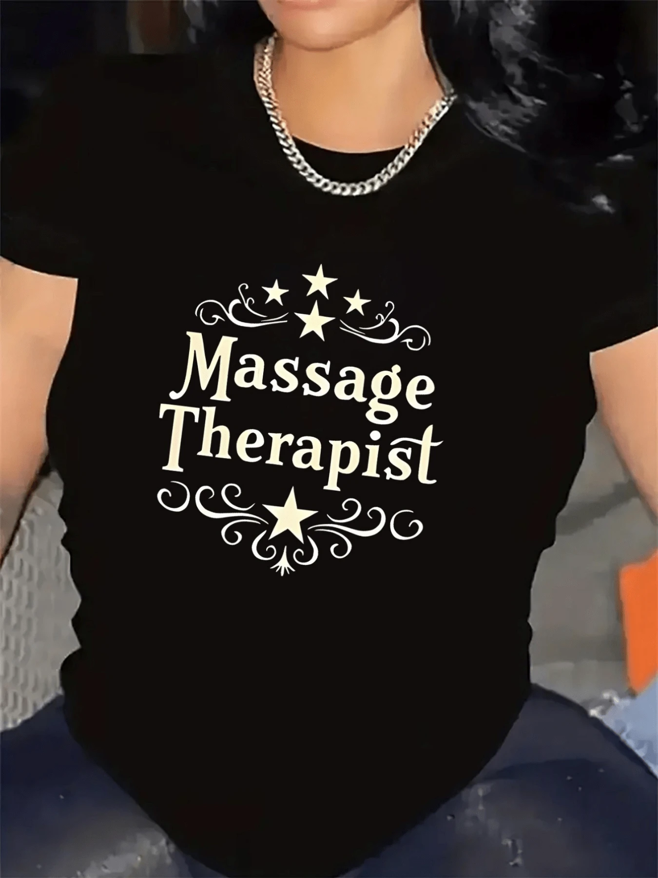 Golden Stars Surrounding The Words Massage Therapist Symbolize Professional Energy And Inner Harmony As An Expression Of Confidence And Well-Being On This Stylish And Modern Women's T-Shirt - 黑色 - 查看 1