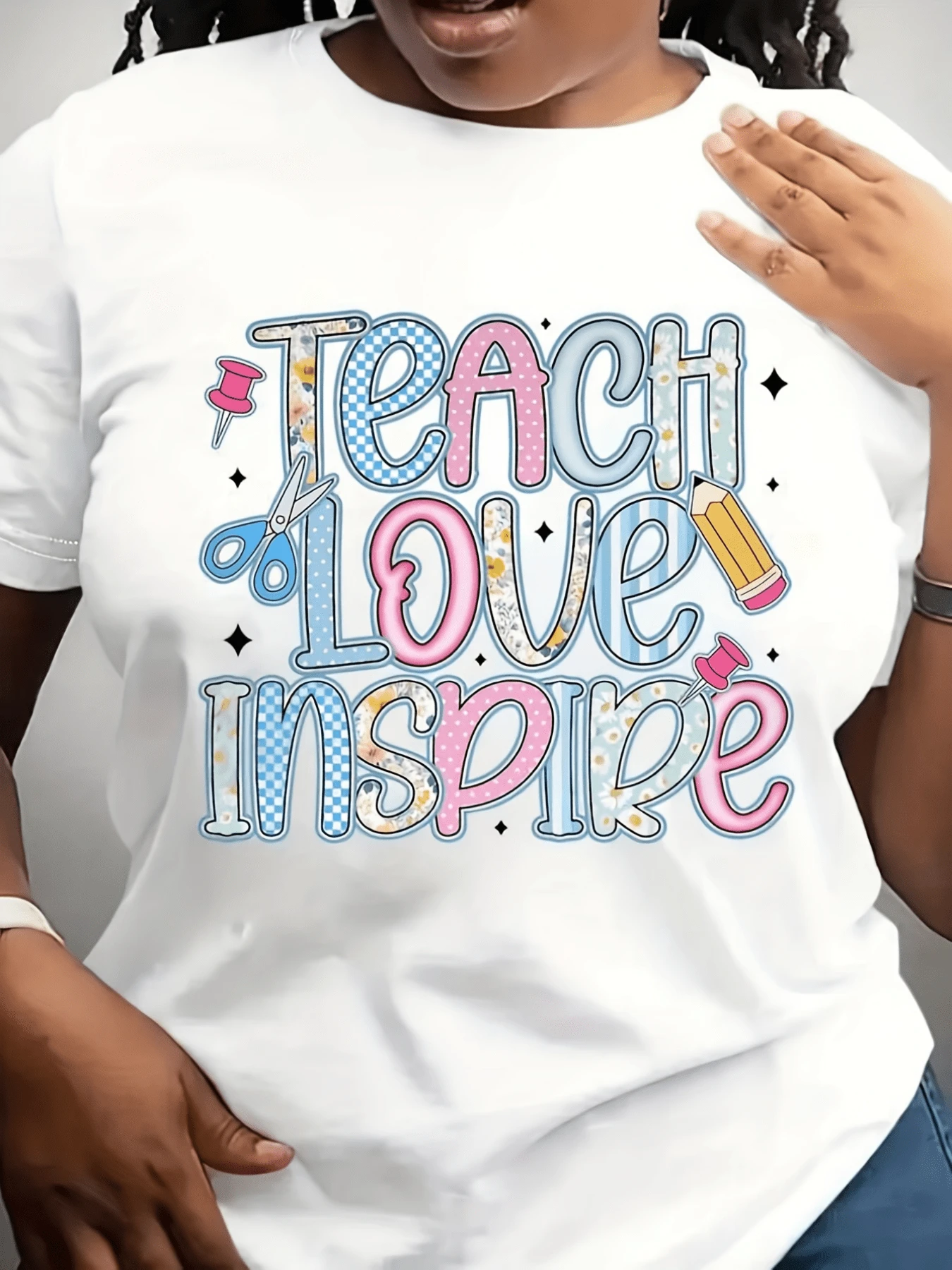 Colorful Words Celebrating Teaching, Loving, And Inspiring, With Symbols Of Creativity Like Pencils, Scissors, And Thumbtacks, Conveying Positive Energy-Perfect For Educators. Women's Casual Elegant T-Shirt - 白色 - 查看 1