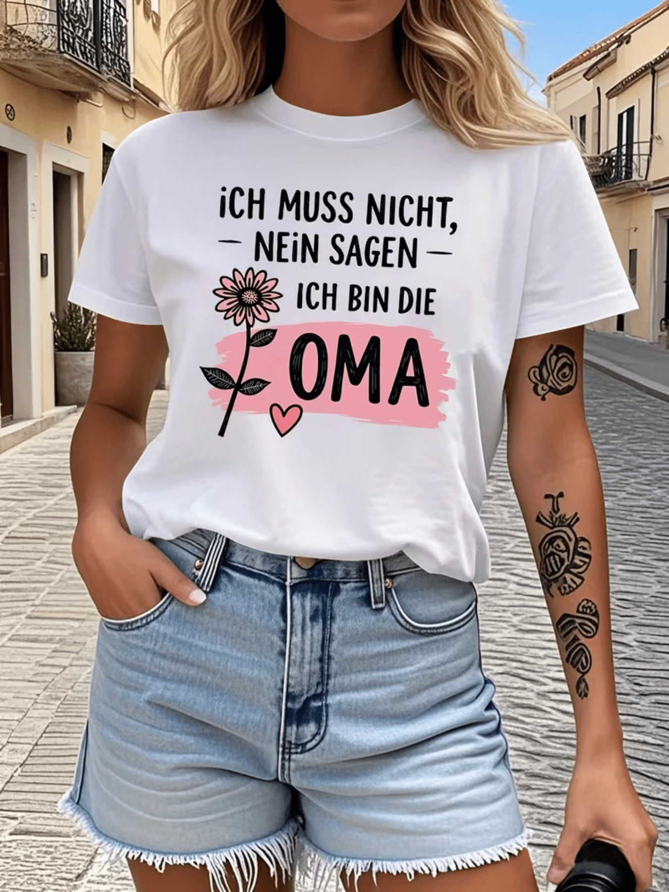 Cheerful Flower With A Pink Background Expressing Tenderness And Pride In Being A Grandmother, Highlighting Family Love With Fun Lettering And A Modern Touch. Casual Women's T-Shirt For Comfortable And Attractive Everyday Wear - 白色 - 查看 1